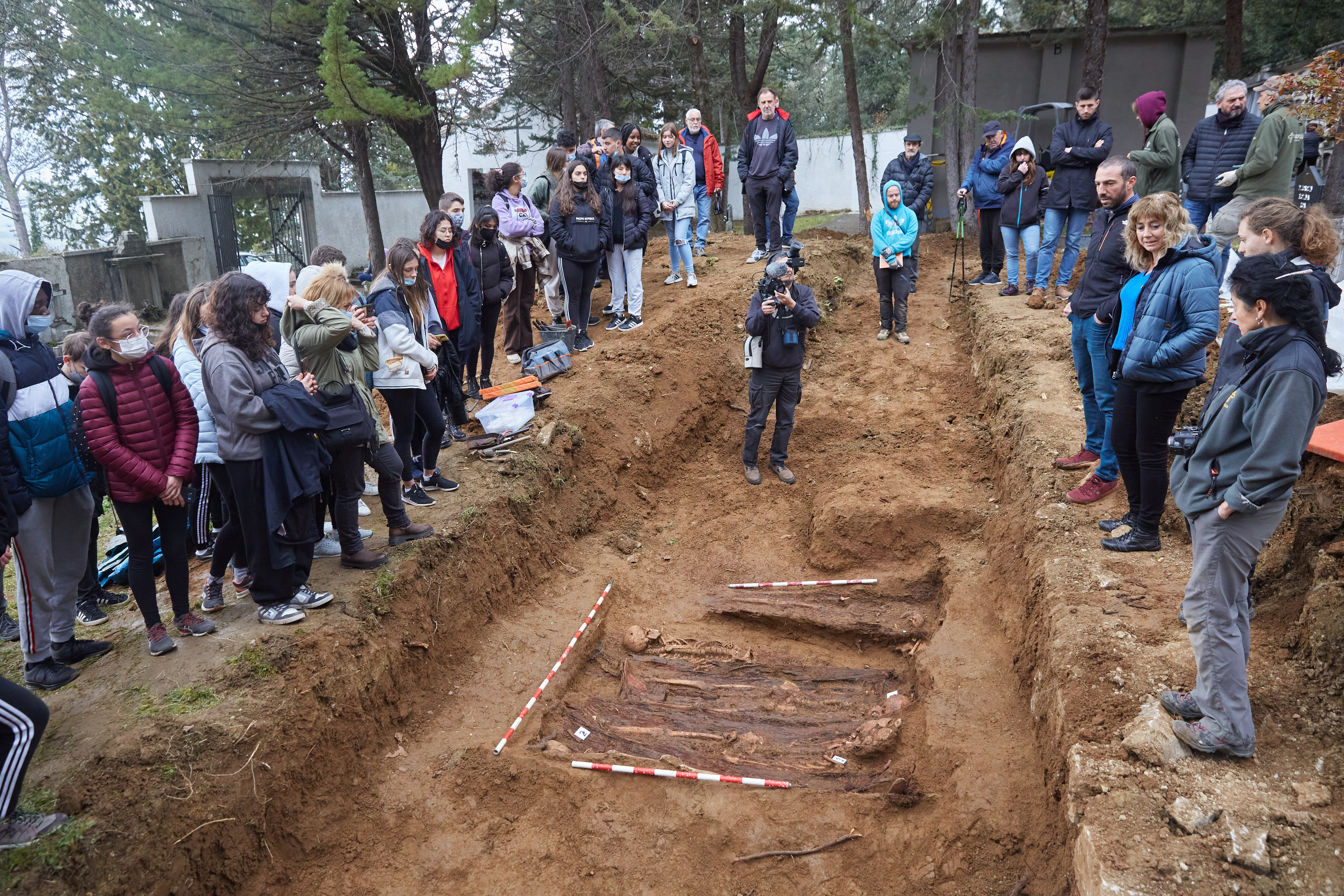 La vicepresidente Ana Ollo en una de las exhumaciones realizadas en marzo de 2022.