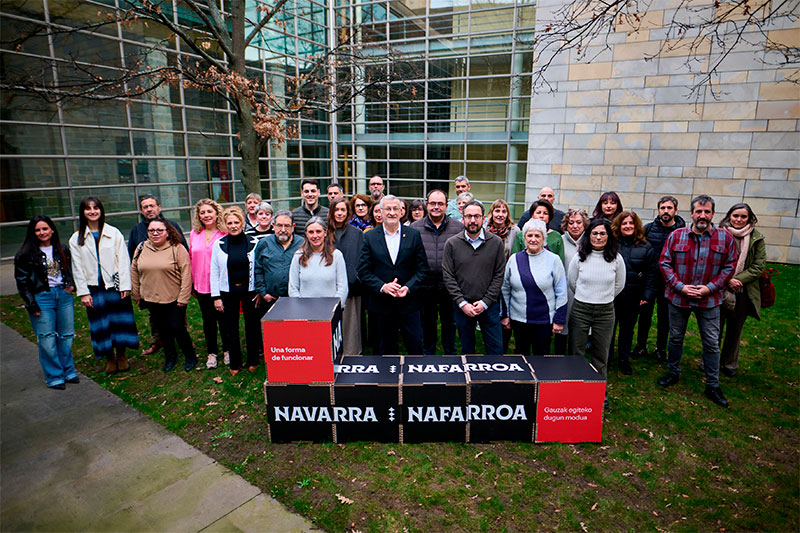 Natalia Herce, el vicepresidente Taberna y Joseba Asiain, con los y las participantes en la jornada informativa sobre la nueva Ley Foral de Voluntariado y las prioridades de trabajo en 2025 celebrada este viernes. 