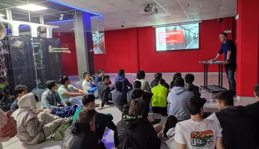 Estudiantes atendiendo una presentación en el Centro de Proceso de Datos de Nasertic
