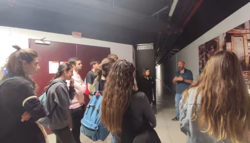 Visitantes recibiendo explicaciones durante una visita guiada a las instalaciones de Nasertic