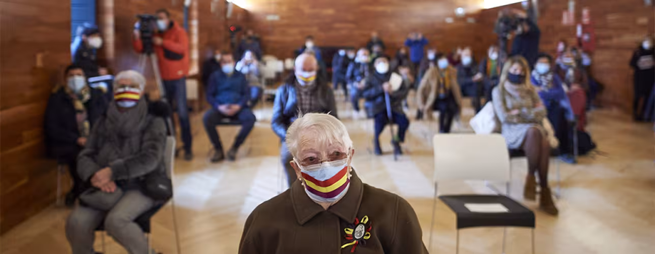 En primer plano Concha, hija de Claudio Diéguez