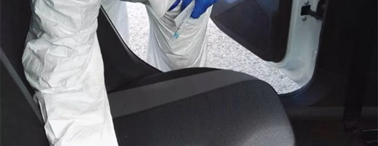 Un agente recoge muestras en un vehículo