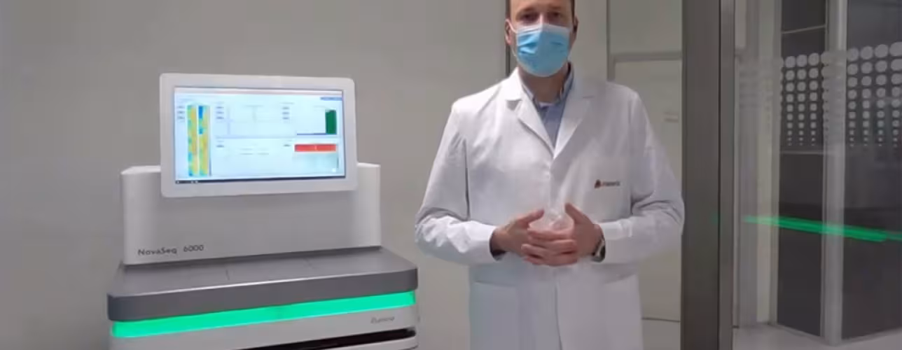Gonzalo R. Ordoñez, Director de Medicina Personalizada y Laboratorios de NASERTIC, en el Centro de Secuenciación Masiva