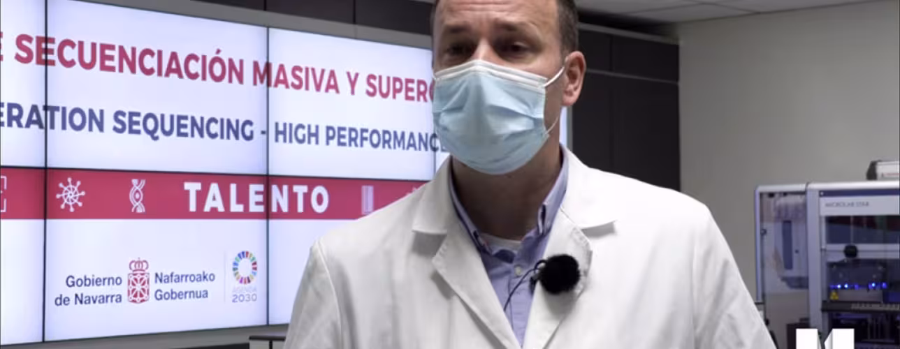 Gonzalo Ordoñez en el Centro de Secuenciación Masiva en un momento del reportaje