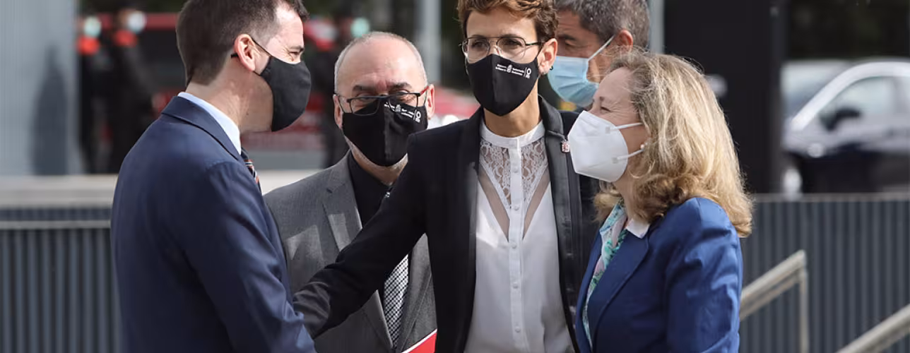 La Presidenta Chivite y la vicepresidenta segunda Nadia Calviño hablan con el consejero de Desarrollo Económico y Empresarial, Mikel Irujo