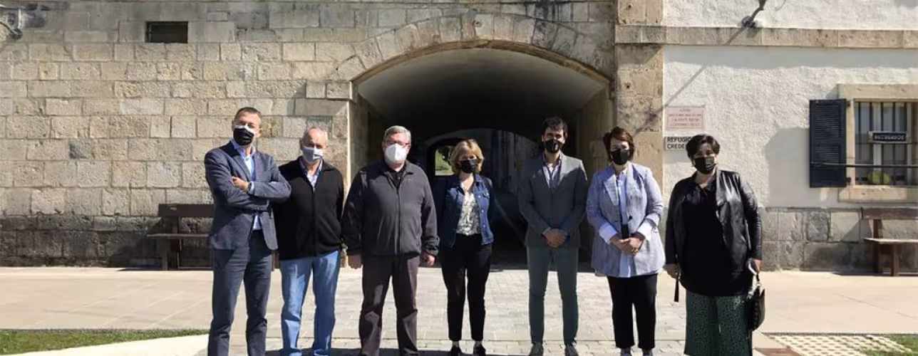 La Comisión de Universidad, Innovación y Transformación Digital del Parlamento de Navarra ha visitado Roncesvalles para comprobar la llegada de la banda ancha.