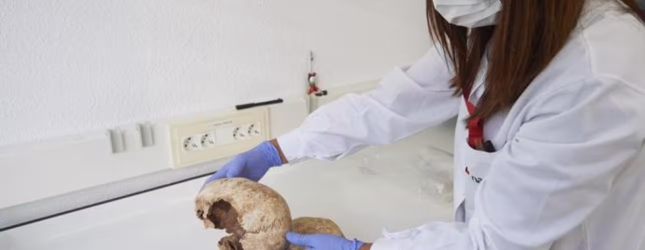 Una técnica del Laboratorio de NASERTIC trabaja en la identificación de una víctima