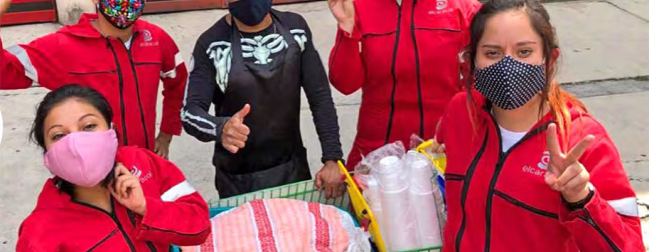 Voluntarios y voluntarias de El Caracol en las calles de Ciudad de México.