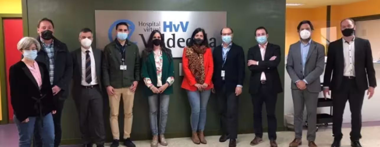oto de familia de las delegaciones cántabra y navarra durante su visita al Hospital Virtual Valdecilla