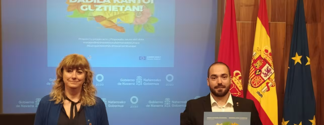 De izquierda a derecha, la consejera Ollo y el director general Sergio Pérez en la presentación del programa de actividades: "¡Que Europa brote en cada esquina!", para celebrar la Semana de Europa en Navarra.