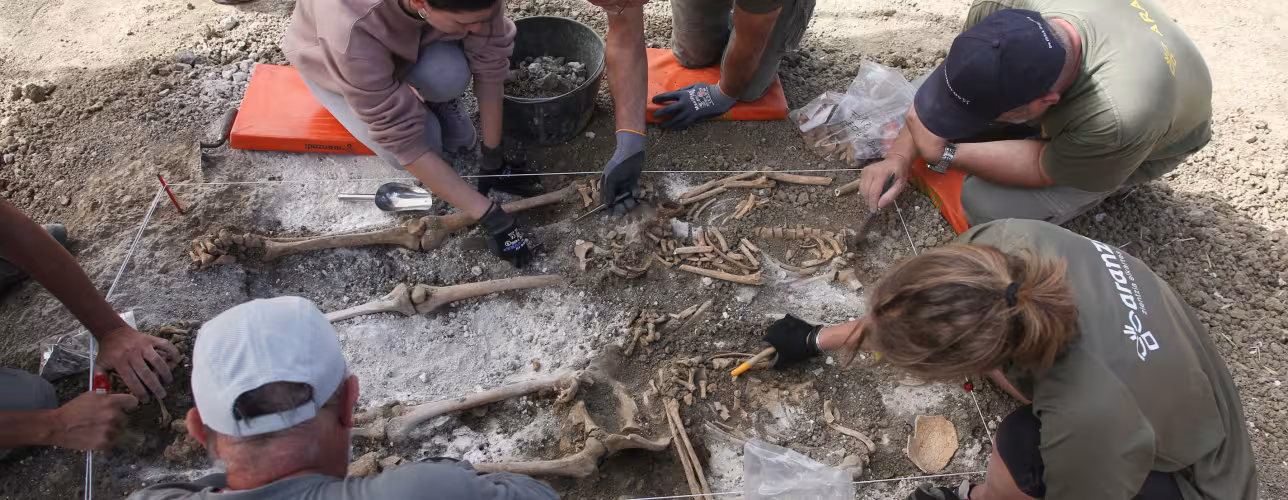 Equipo de la Sociedad de Ciencias Aranzadi, durante las exhumaciones