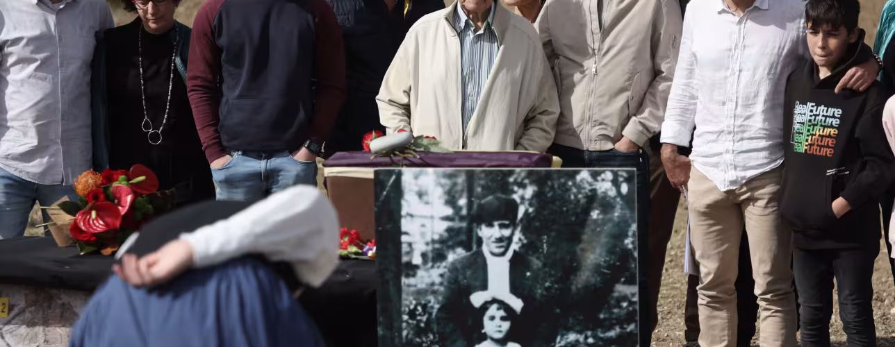 En un momento del homenaje de la dantzari ante la imagen y restos de Gregorio Albo Urcelay sus familiares