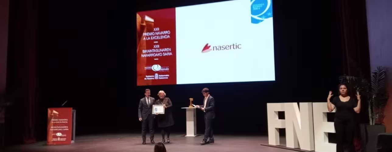 Toya Bernad recibe el diploma en la Gala Anual de la Fundación Navarra para la Excelencia