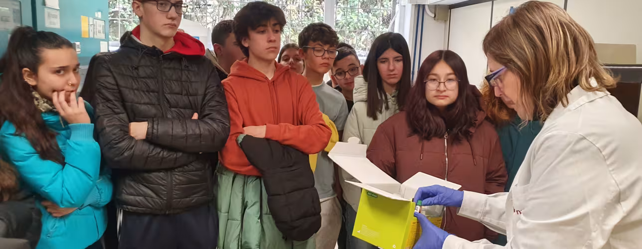 Mariola con los y las estudiantes de IESO Pedro de Atarrabia