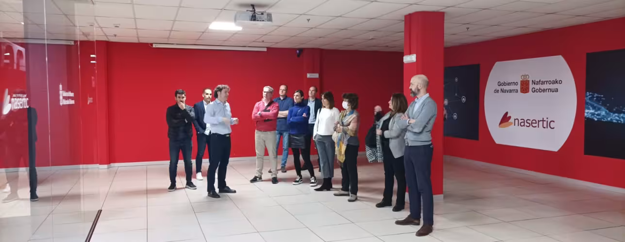 La delegación vasca durante su visita al CPD y HPC, acompañados de personal de NASERTIC