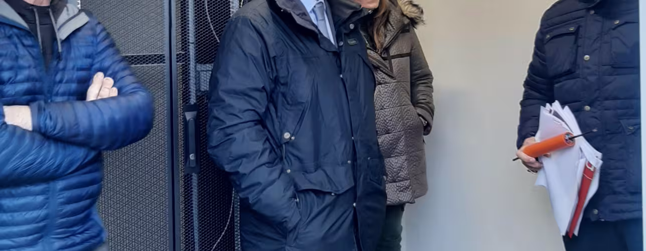 El consejero Irujo, junto a la directora Izaskun Goñi, Jesús Izal de NASERTIC y un representante de la zona, en la visita de la caseta de instalación de fibra óptica en el polígono de Iciz