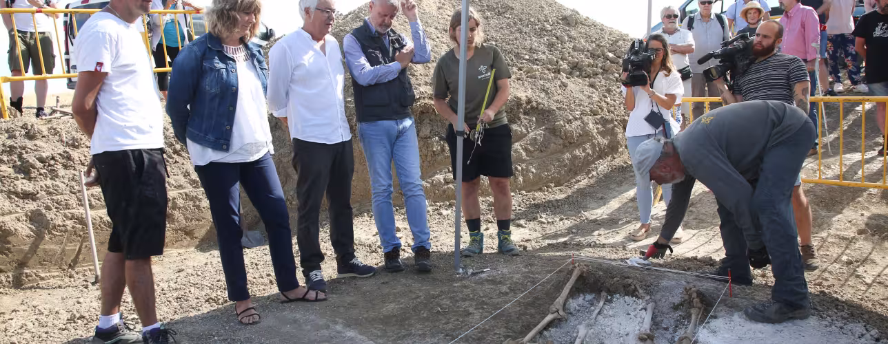 Trabajos de exhumación en la fosa de Paternáin