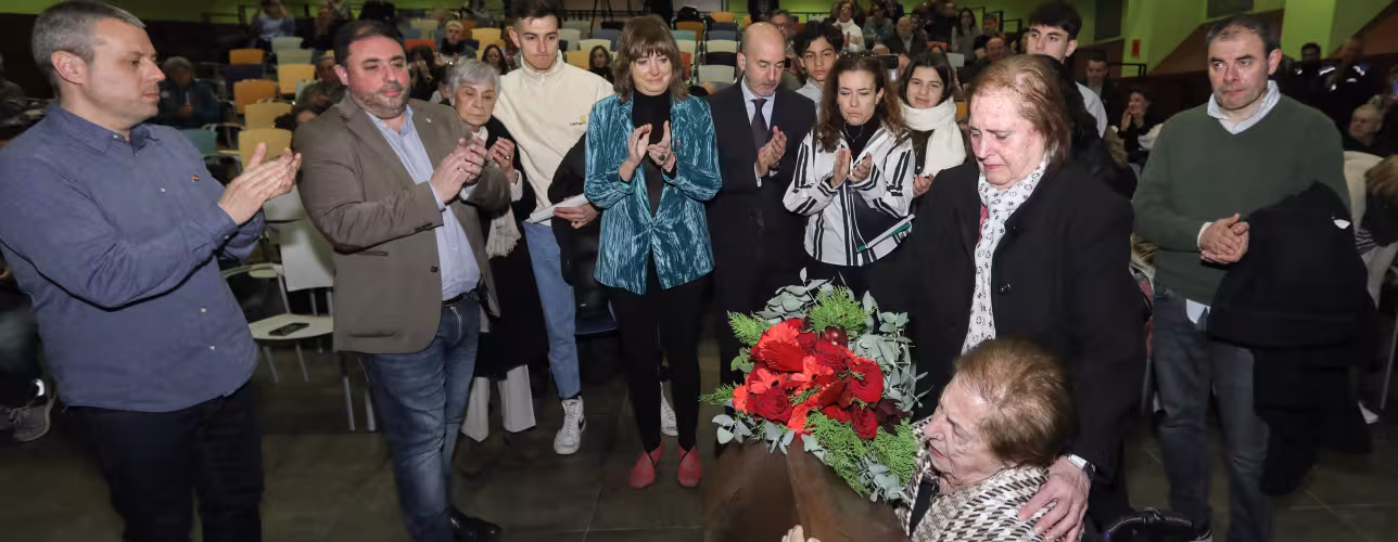 La consejera de Relaciones Ciudadanas, Ana Ollo, en la entrega de los restos a familiares de Francisco Velaza Fernández