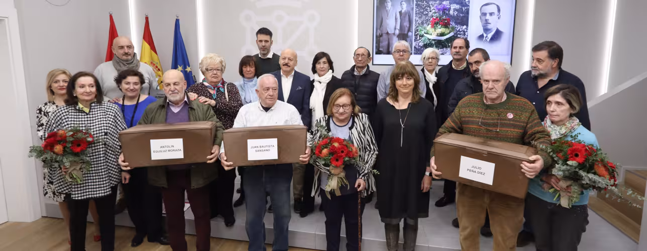 La consejera de Relaciones Ciudadanas, Ana Ollo, junto a los familiares de Antolín Eguiluz, Julio Pena y Juan Bautista