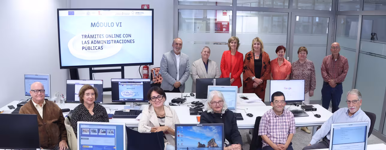 El consejero Cigudosa, con responsables del curso y alumnado