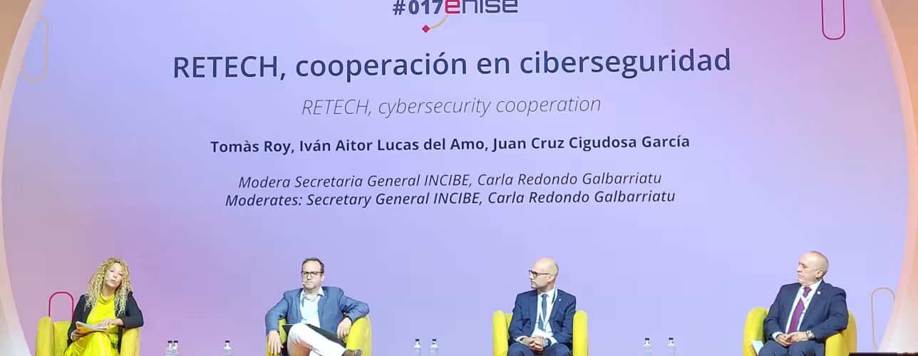 El consejero Cigudosa, a la derecha, durante la mesa redonda en la que ha participado.
