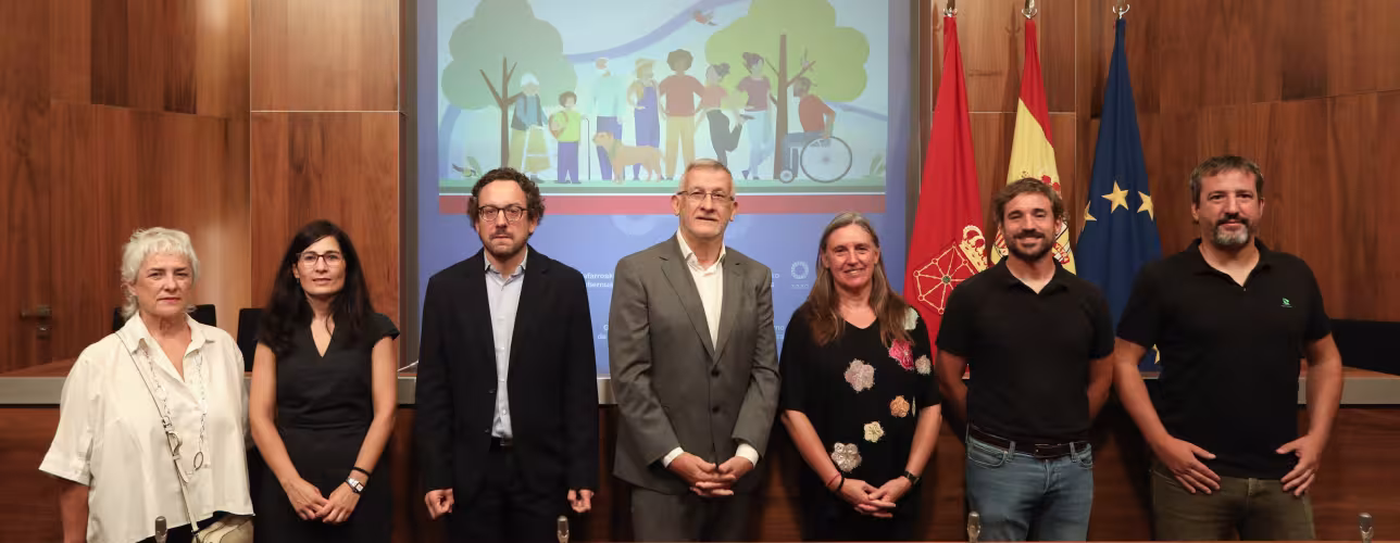 El vicepresidente primero y consejero de Presidencia e Igualdad, Félix Taberna, junto a representes y responsables de Navarra + Voluntaria.
