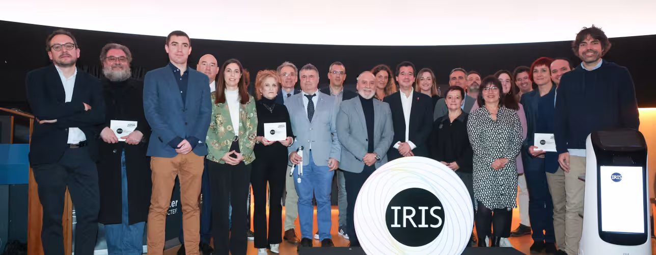 Los consejeros Cigudosa e Irujo junto a otras autoridades y representantes de las entidades premiadas.