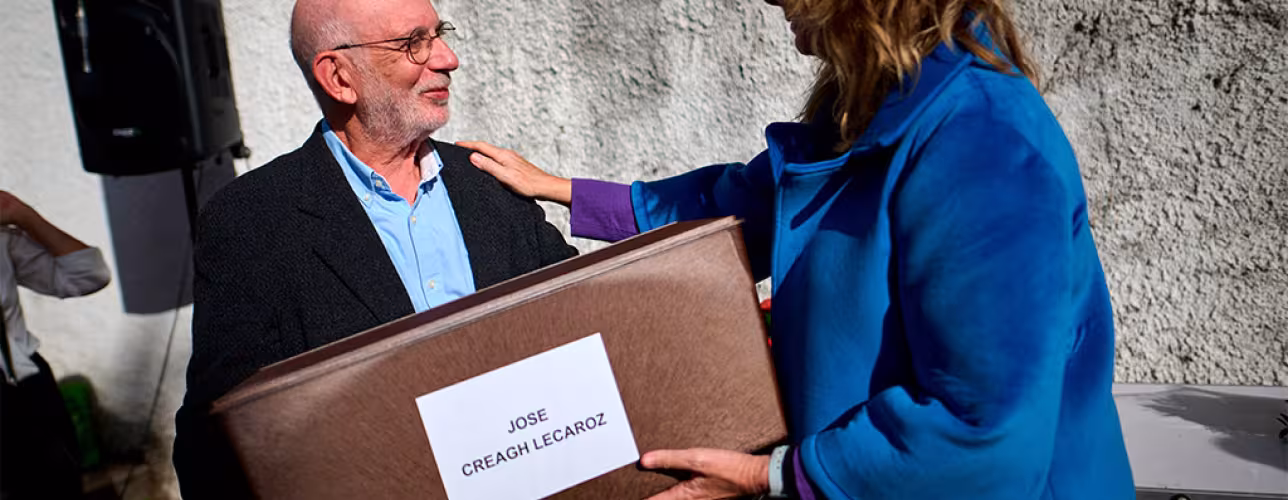 La consejera Ollo entrega los restos de José Creagh a su sobrino Carlos. 