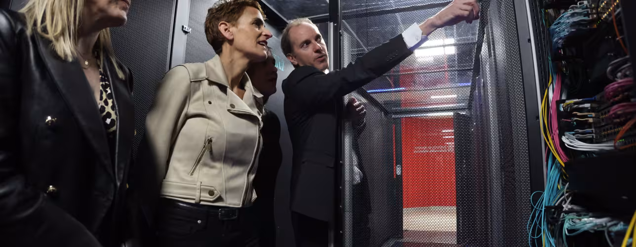 Iñaki Pinillos enseña el pasillo central del CPD a la presidenta del Gobierno de Navarra, María Chivite