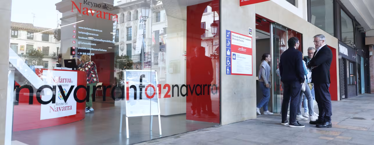 El vicepresidente Taberna en una reciente visita a la Oficina de Atención Ciudadana en Tudela.