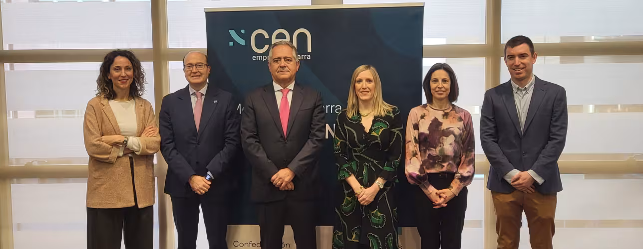 De izda. a dcha: Izaskun Gutiérrez, responsable de Informática y Servicios de CEN; Carlos Fernández, secretario general de CEN; Miguel Sucunza, presidente de CEN; Patricia Fanlo, consejera; Agurtzane Martínez, directora general de Ciencia, Tecnología e Innovación; y Ion Arrizabalaga, coordinador del Polo de Innovación Digital IRIS Navarra.