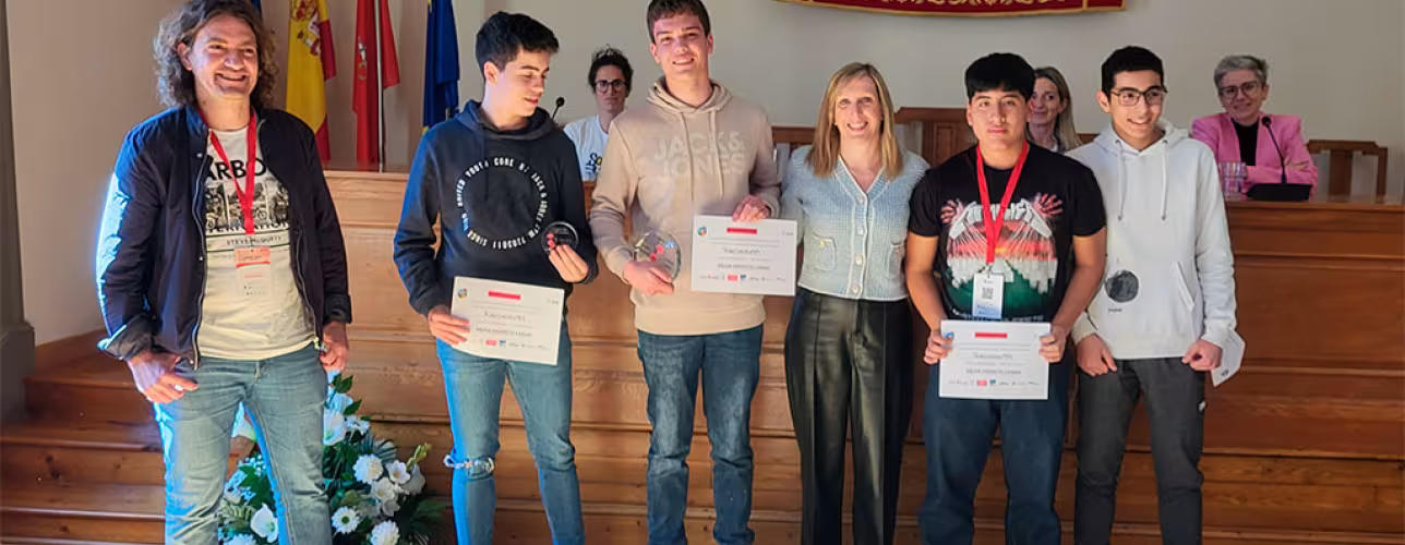 El equipo Robochocantes del IES Marqués de Villena de Marcilla, ganador de la VI edición de CanSat Navarra, junto con la consejera Patricia Fanlo