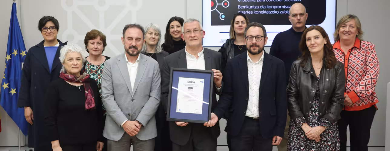  El vicepresidente Taberna, Michel Lumbreras y Joseba Asiain muestran el certificado obtenido junto a personal técnico del Gobierno de Navarra dedicado a la atención ciudadana
