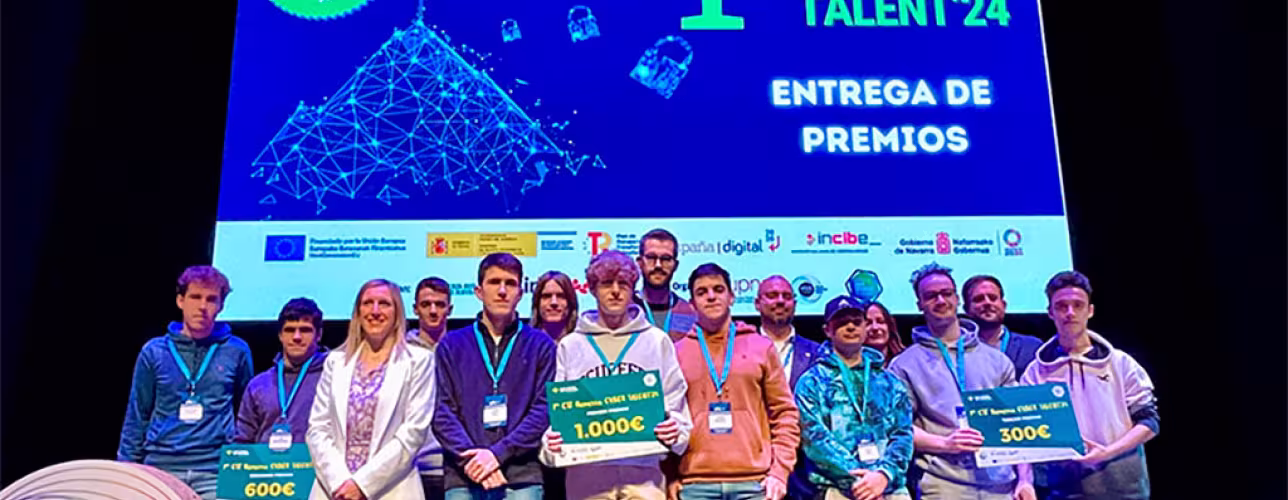 La consejera Fanlo con los equipos premiados.