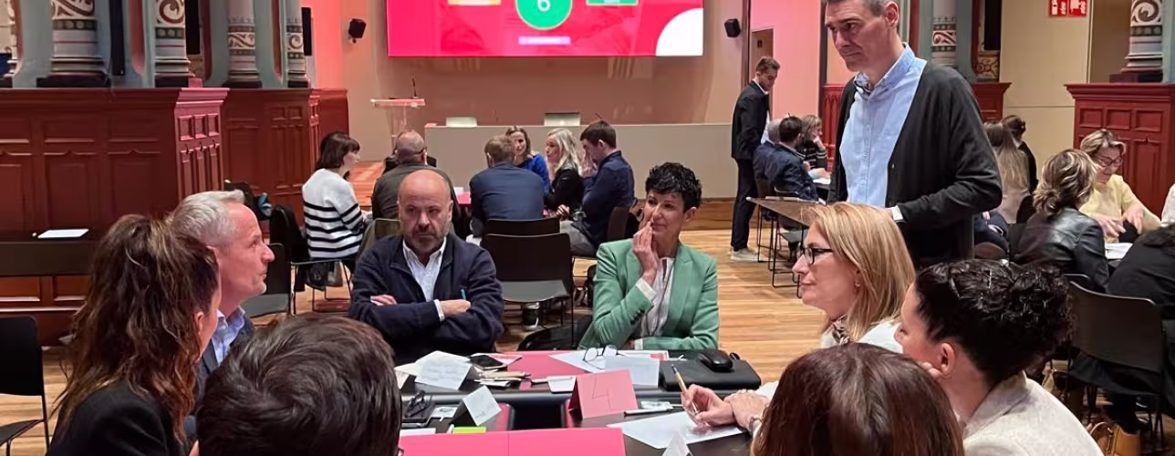 Sesiones de trabajo en grupo de la mesa de trabajo de Inclusión y Capacitación Digital celebrada esta mañana en Pamplona.