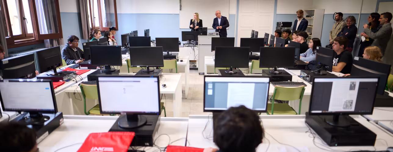 La consejera Fanlo y el consejero Gimeno, junto al alumnado del IES Plaza de la Cruz BHI
