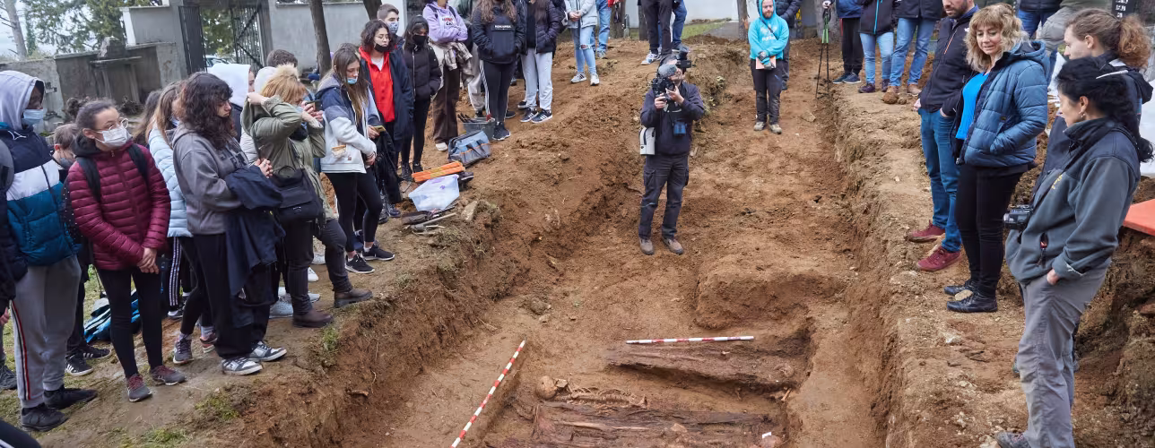 La vicepresidente Ana Ollo en una de las exhumaciones realizadas en marzo de 2022.