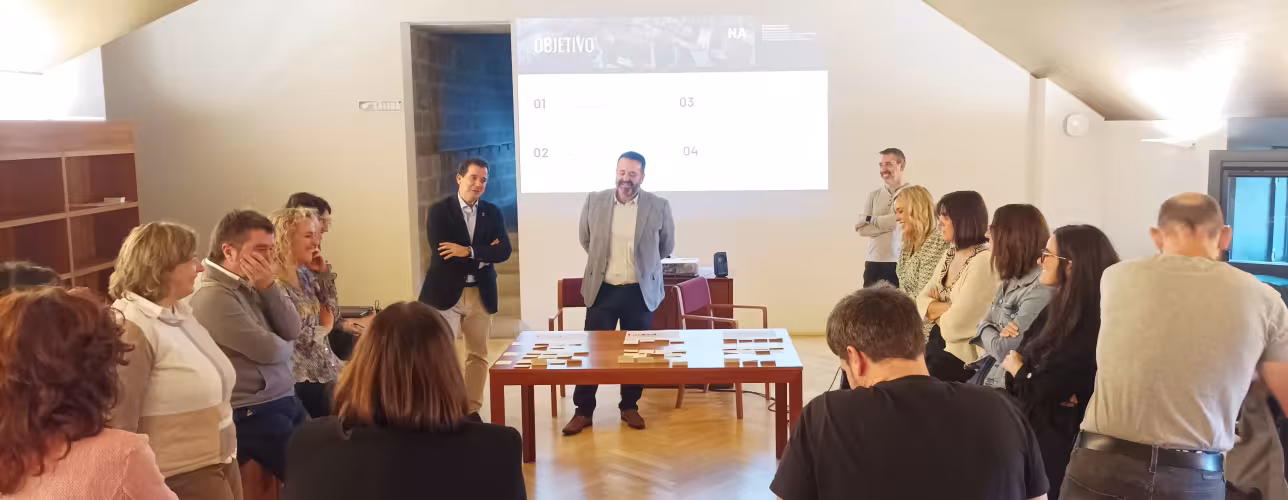 A la izda, el consejero Irujo, durante la jornada