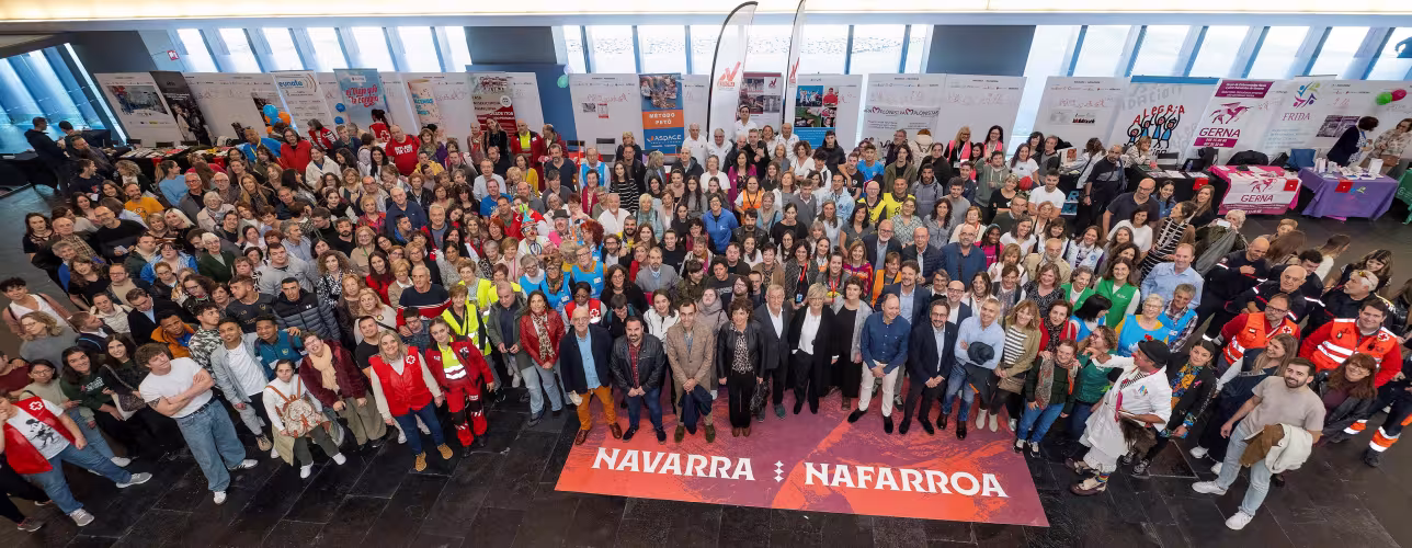 El vicepresidente Taberna y María José Leoz, en la foto de grupo tomada tras la entrega de la distinción, en la que han participado personas voluntarias, representantes políticos y técnicos del área. 
