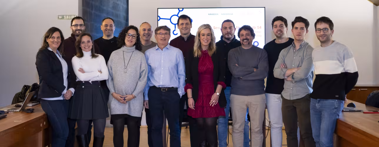 La directora general Garbiñe Basterra, junto a representantes de las empresas participantes