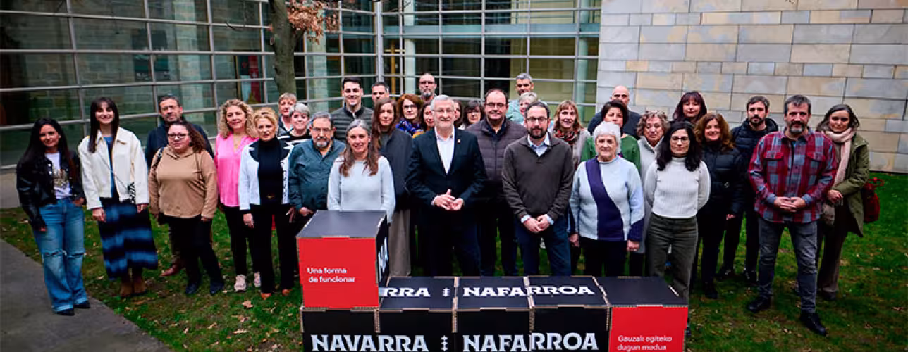 Natalia Herce, el vicepresidente Taberna y Joseba Asiain, con los y las participantes en la jornada informativa sobre la nueva Ley Foral de Voluntariado y las prioridades de trabajo en 2025 celebrada este viernes. 