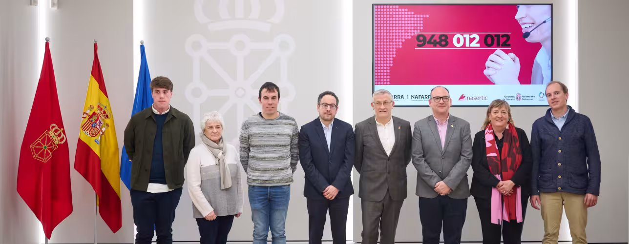 De izquierda a derecha, Iván Serra, Itziar Ayerdi, Eduardo García de Galdiano, Joseba Asiain, Félix Taberna, Miguel Aguirre, Toya Bernad e Iñaki Pinillos, antes de la firma de los convenios de adhesión al 012.