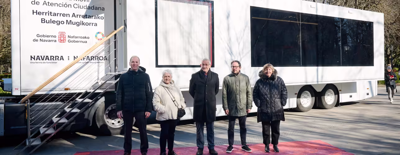 Iñaki Pinillos, Itziar Ayerdi, el vicepresidente Félix Taberna, Joseba Asiain y Toya Bernad, en la presentación de la oficina móvil de atención ciudadana en el Bosquecillo de Pamplona