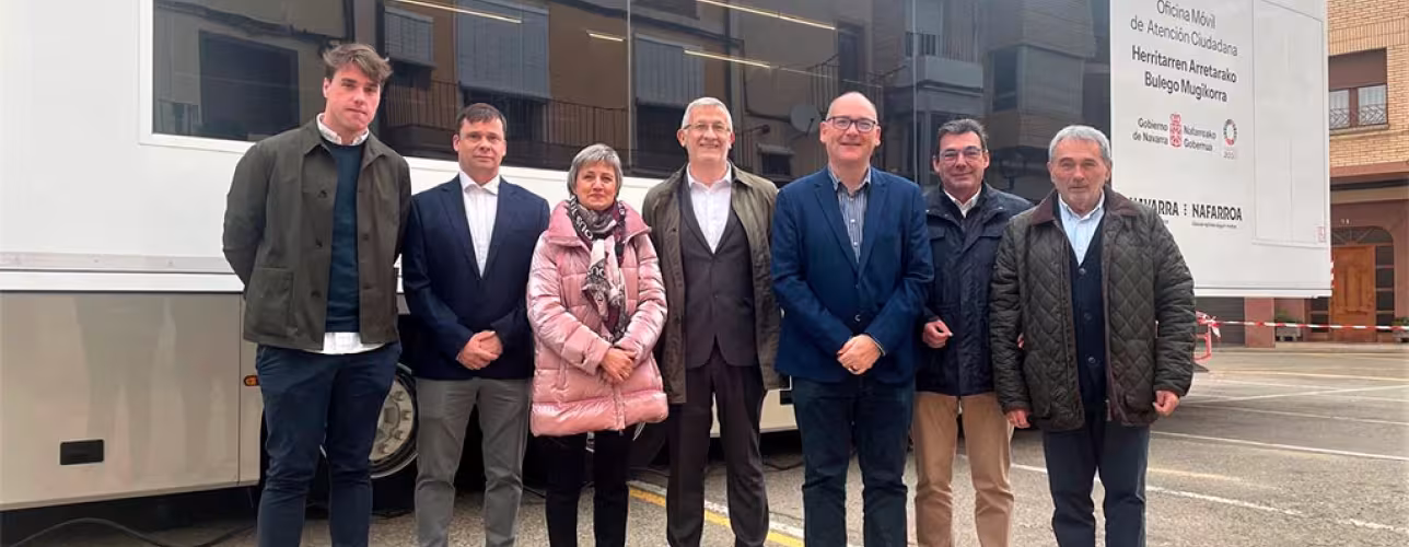 El vicepresidente Félix Taberna y el alcalde de Fitero, Miguel Aguirre, junto a concejales de la localidad, donde recala esta semana la nueva Oficina Móvil de Atención Ciudadana.
