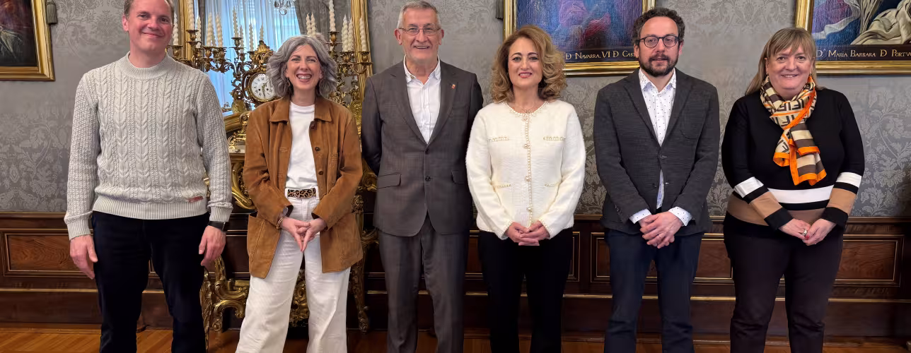 Iñaki Pinillos, Laura Remírez, el vicepresidente Félix Taberna, Susana Castanera, Joseba Asiain y Tonya Bernad, en la firma de los convenios. 
