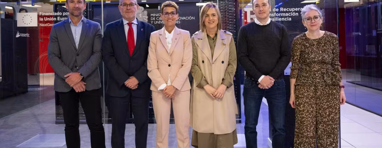 De izquierda a derecha: Josean Vizcay (director general de Telecomunicaciones y Digitalización), el consejero García, la Presidenta Chivite, la delegada Echeverría, Luis Campos (director gerente de NASERTIC) e Izaskun Echeverría ( responsable del Área de Sistemas y CPD de NASERTIC).