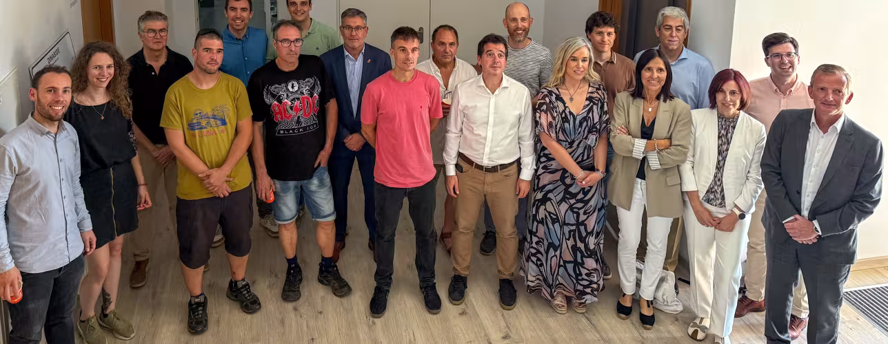 Los consejeros Juan Luis García y Mikel Irujo con participantes en el taller tecnológico celebrado en Irurtzun esta mañana.