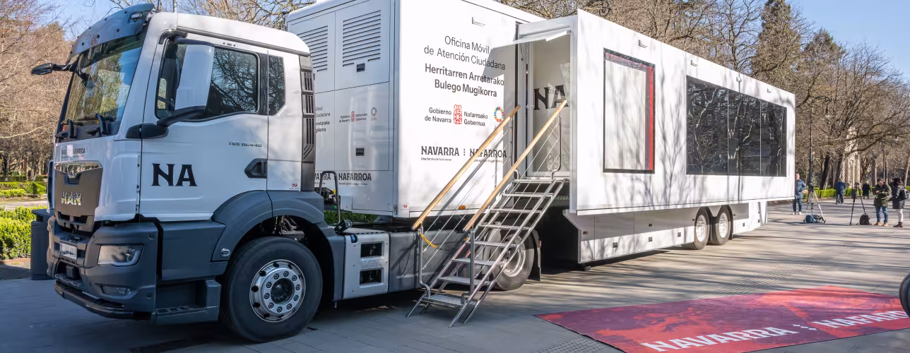 Aspecto exterior de la Oficina Móvil de Atención Ciudadana, un equipamiento accesible pensado para acercar la Administración a localidades de menos de 20.000 habitantes.