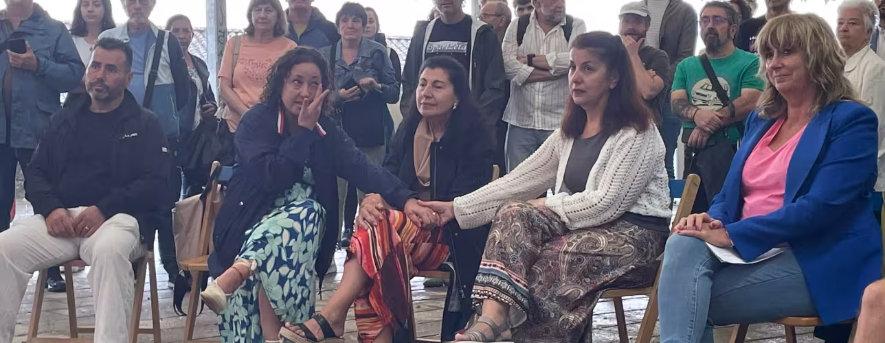 La vicepresidenta Ollo durante al acto, junto con familiares de Ignacio Francisco Caneda y representantes institucionales