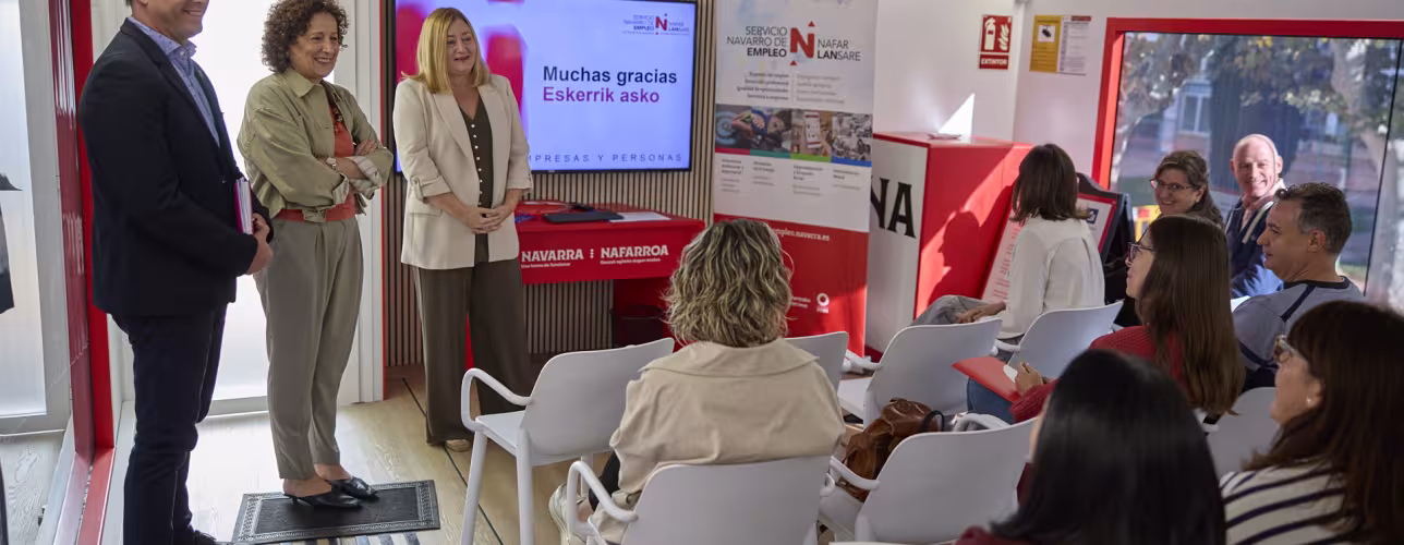 La consejera Maeztu, junto a la directora gerente del SNE-NL, Miriam Martón, y el alcalde de Cintruénigo, Óscar Bea, en la presentación del nuevo servicio móvil en la localidad. 